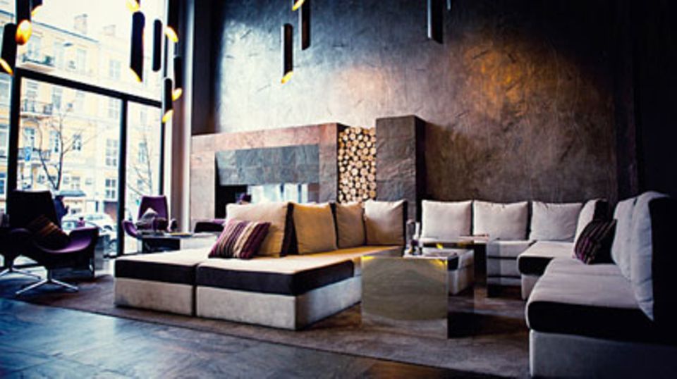 Die Lounge im "11 Mirrors" besticht durch ihr kunstvoll verspiegeltes Wanddekor. Foto: Design Hotels