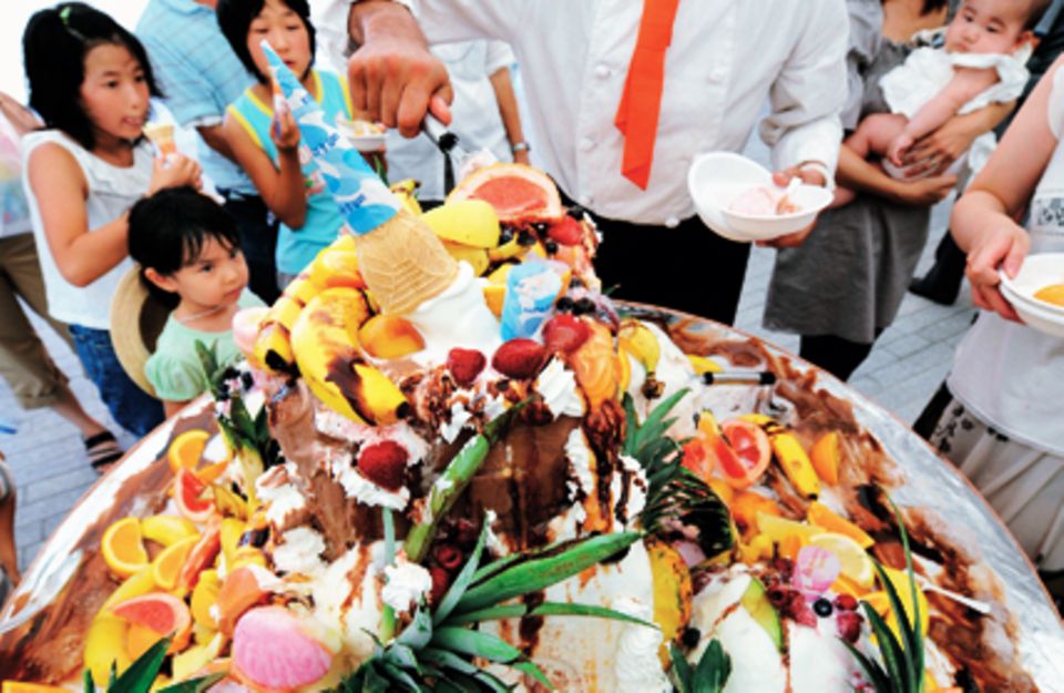 Die 100-Kilo-Eisbombe mit Obst ist eine Attraktion auf der Ice Cream Expo in Yokohama. Foto: Toru Yamanaka/AFP/Getty Images