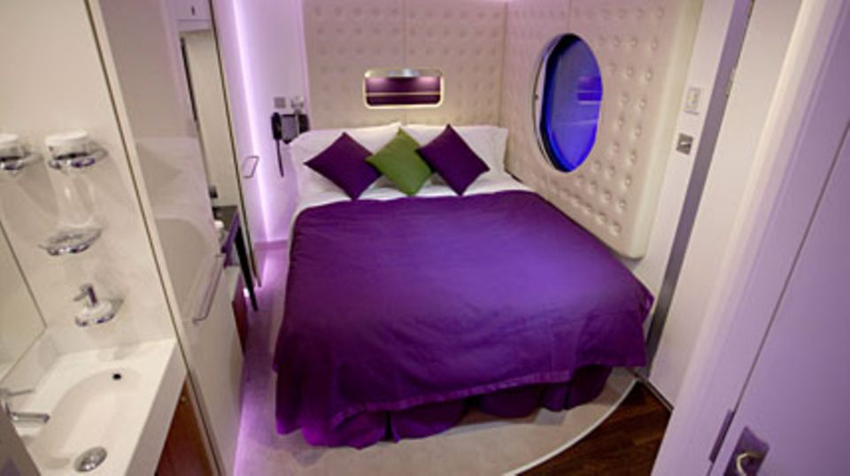 In den Single-Kabinen der Norwegian Epic ruht man auf einem Queen Size-Bett und befindet sich in einem Bereich, der ausschließlich Alleinreisenden vorbehalten ist.