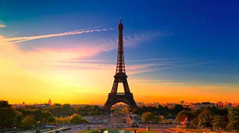 Ob am Tage oder in der Dämmerung - Verliebte genießen den Blick auf Paris vom Eifelturm aus.