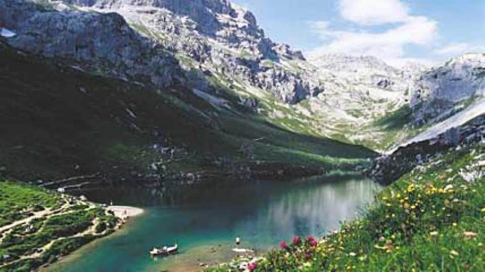 Sommerlicher Badespaß im Partnunsee bei St. Antönien. Foto: Graubünden Multimedia