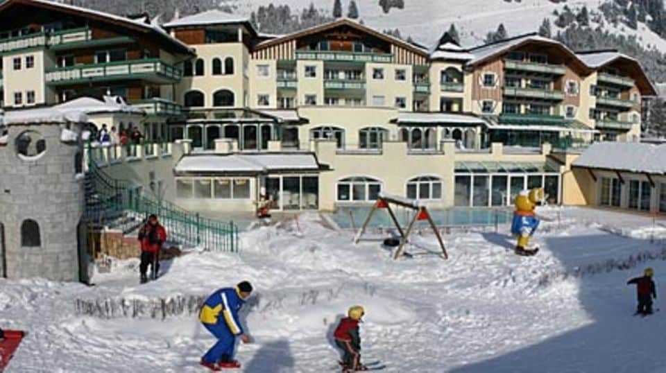 Spaß im Schnee während der Winter-Singlewochen. Foto: Hotel Alpenrose