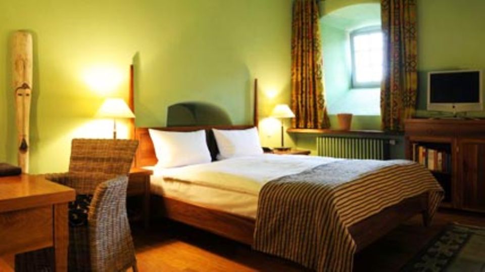 Typisch für den Ethno-Stil sind kräftige Farben, Holz und Korbmöbel. Foto: Hotel Kloster Hornbach