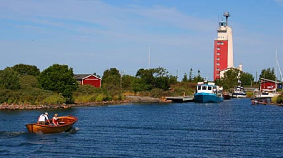 Die Insellandschaft per Boot erkunden. Ragt hervor: das Leuchtturmhotel. Foto: Visit Finnland
