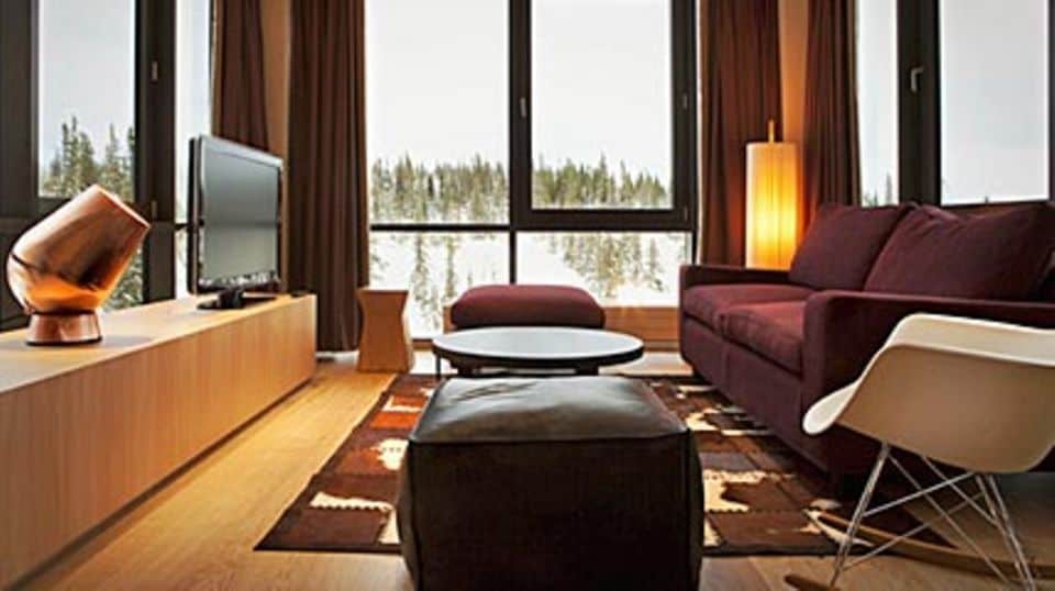 Rustikales und Modernes mischt sich in den Zimmer und Suiten - die Einrichtung und der herrliche Ausblick machen den Reiz der Copperhill Mountain Lodge aus