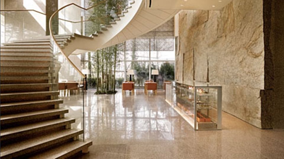 Die Halle - Naturstein und Holz, ruhige Textilien und großzügig aufgestellten Pflanzen verleihen dem modernen Hotel eine sanfte Atmosphäre. Foto: Park Hyatt Busanialien bei der Inneneinrichtung