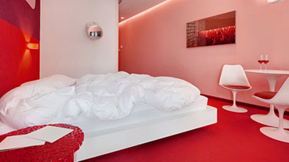 Das rote Zimmer ist ebenfalls eine Idee von Elisabeth Hölzl. Foto: Kunsthotel ImperialArt