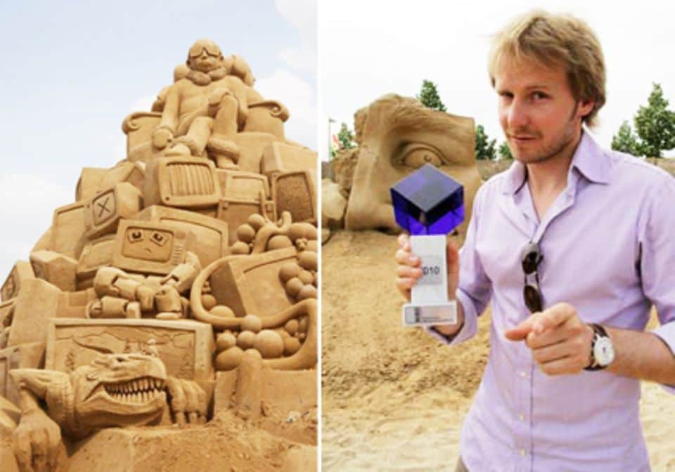 Sandskulpturen in Berlin: Pavel Mylnikov vor der Sieger-Skulptur