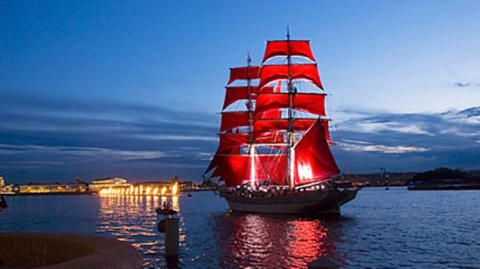 Höhepunkt der Weißen Nächte - der Einlauf des roten Segelschiffs. Foto: PeterSVETphoto Fotolia.com