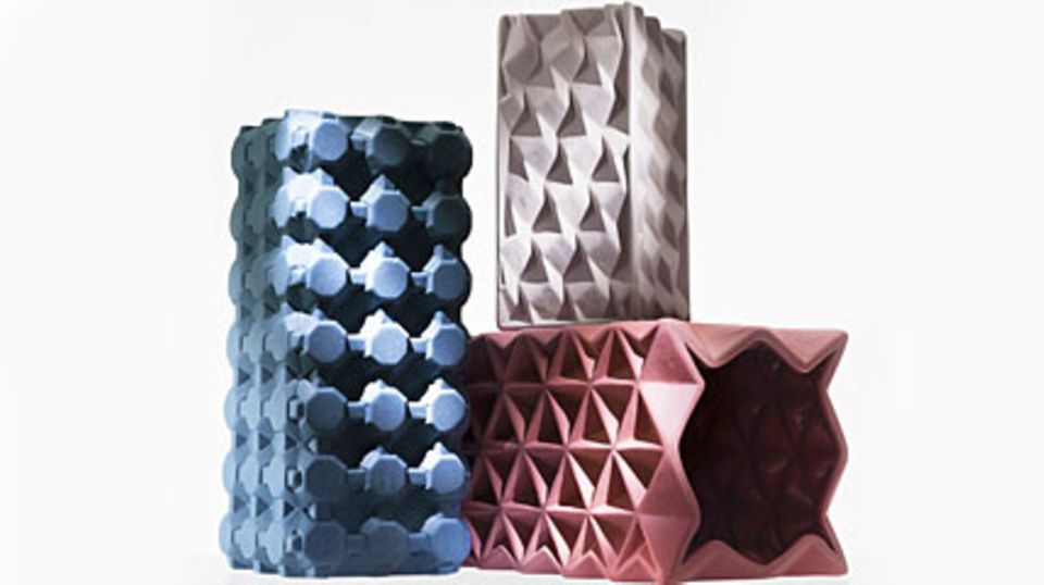 Kleine, architektoische Design-Highlights - die Vasen "Grid" in Blau, Rosa und Grau vom britischen Designer Tom Dixon