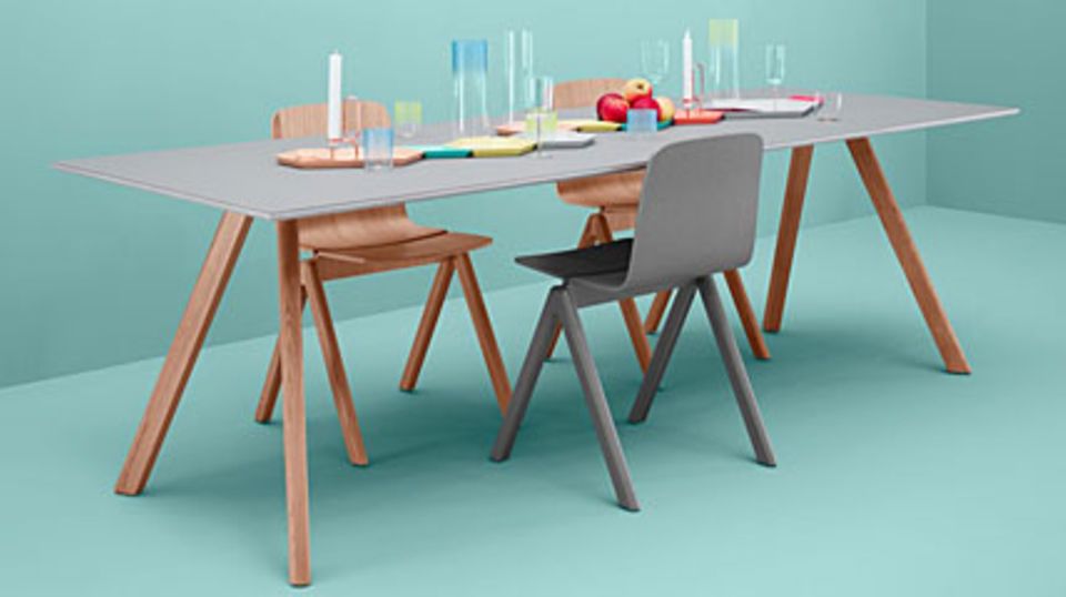 Einfach entspannt am Tisch sitzen: Die Kollektion "Copenhague" besticht durch ihr unaufgeregtes Design. Foto: Hay