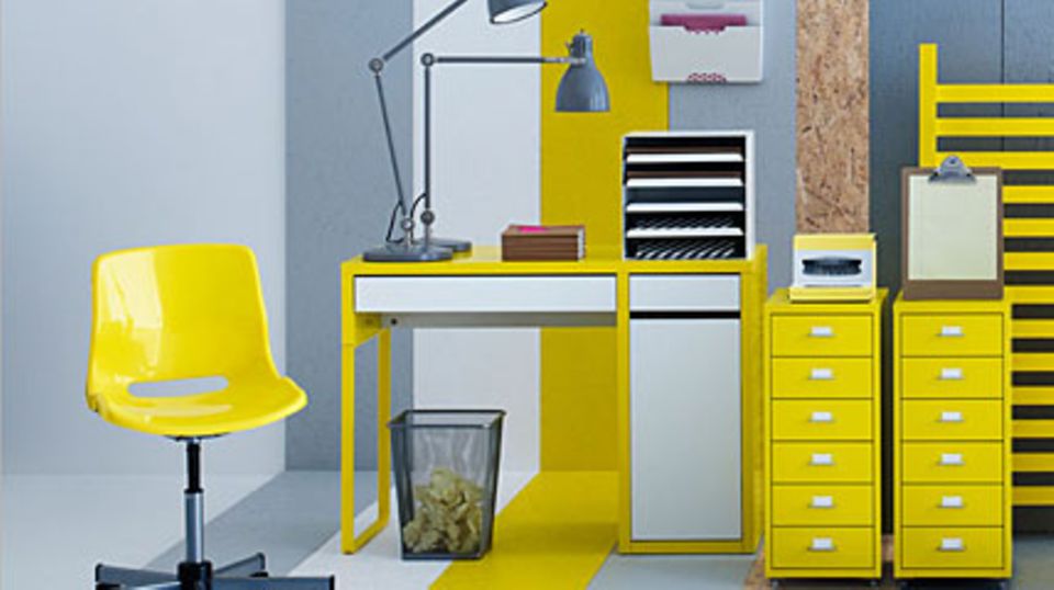 Kleiner Minimalist: Tisch "Micke" in Gelb-Weiß. Foto. Ikea