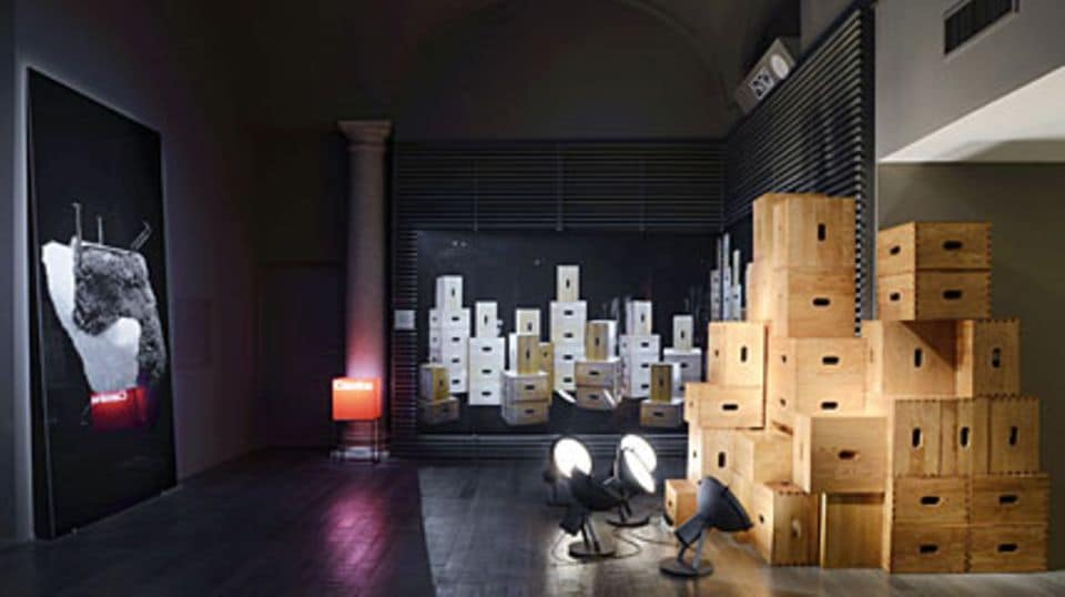Fotografien von Cassina Stilikonen: Links: "Tre Pezzi Wool armchairs" von Albini und "LC14 Tabouret" von Le Corbusier. Foto: Karl Lagerfeld