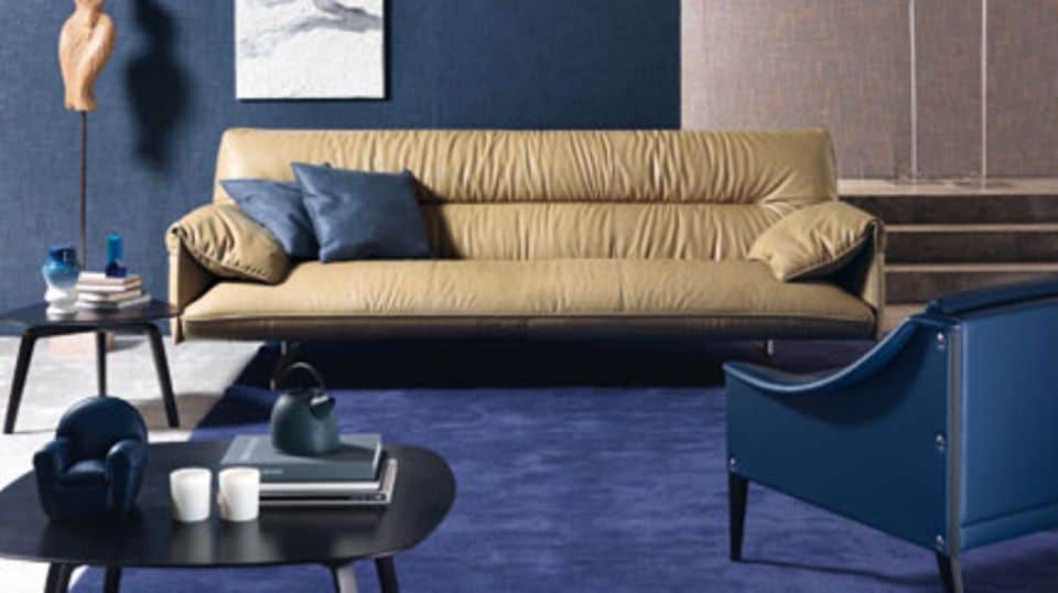 Bequem und elegant: Sofa "Antohn" von Massaud. Foto: Poltrona Frau