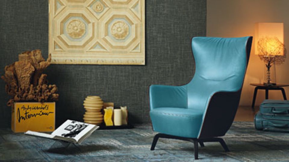 Entspannt zurücklehnen: formschöner Sessel "Mamy Blue" von Lazzeroni in zwei Lederarten. Foto: Poltrona Frau