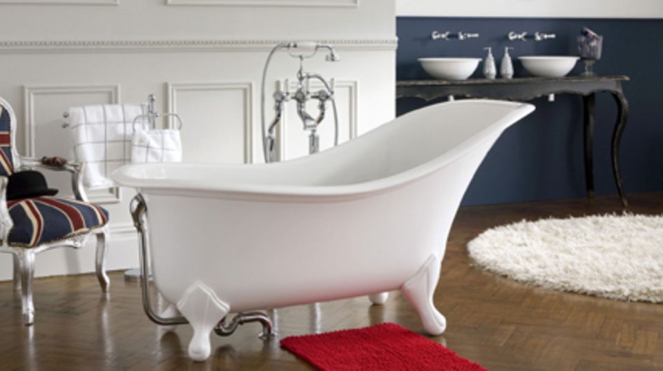 "New Traditional": Die freistehende Badewanne und das runde Waschbecken der Serie "Drayton" sind schön schlicht. Fotos: Victoria & Albert