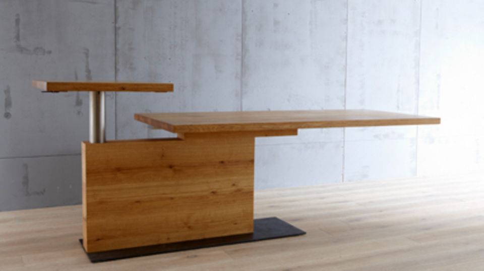 Frei schwebend: Tisch "Pavos" von Schulte Design bietet völlige Beinfreiheit und eine stufenlos verstellbare Bar-Platte.