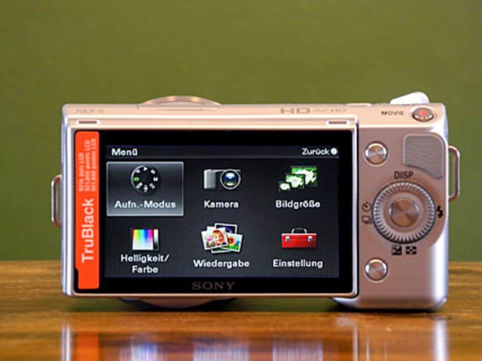 Die Sony NEX-5 hat auffallend wenig Bedienelemente. Die Mehrzahl der Einstellungen geht über das übersichtliche Menü vonstatten.