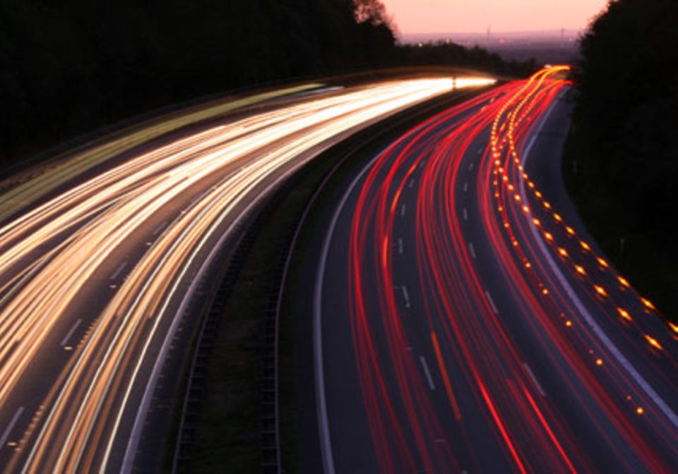 Eine lange Belichtungszeit, hier gut 20 Sekunden, lässt Autos auf der Autobahn Lichtlinien zeichnen. Foto: Thomas Heß
