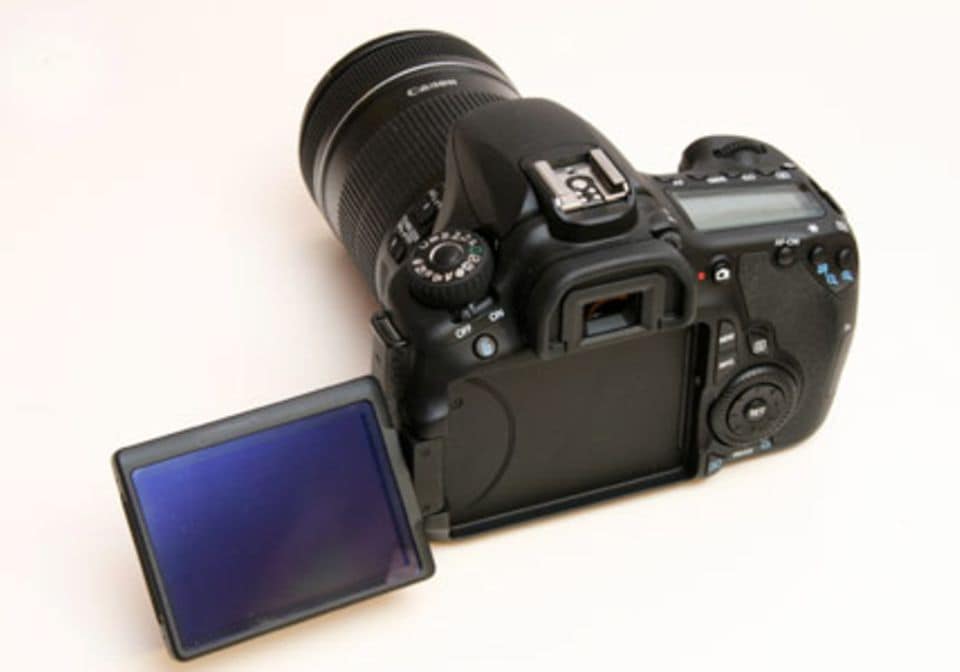Das Display der Canon EOS 60D lässt sich ausklappen und dann um 360° schwenken. Perfekt für Aufnahmen über Kopf oder dicht am Boden.