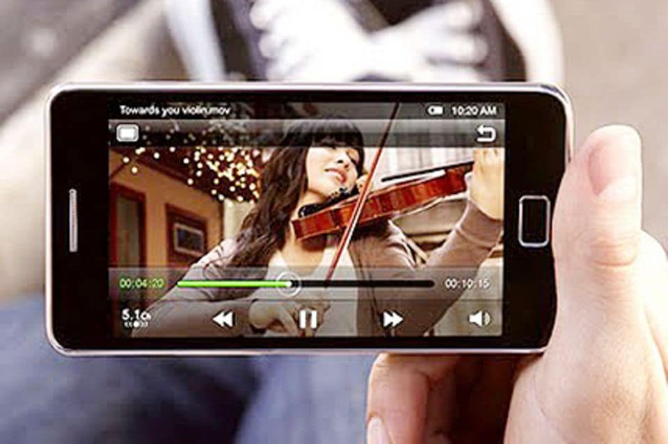 Musik und Video auf dem Smartphone. Im Bild zu sehen: das Samsung Galaxy S II.