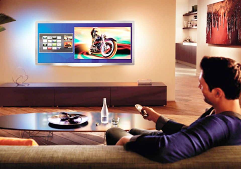 Smart TV: Mit der Fernbedienung kann man bequem vom Sofa durch das Internet surfen. Foto: Philips.