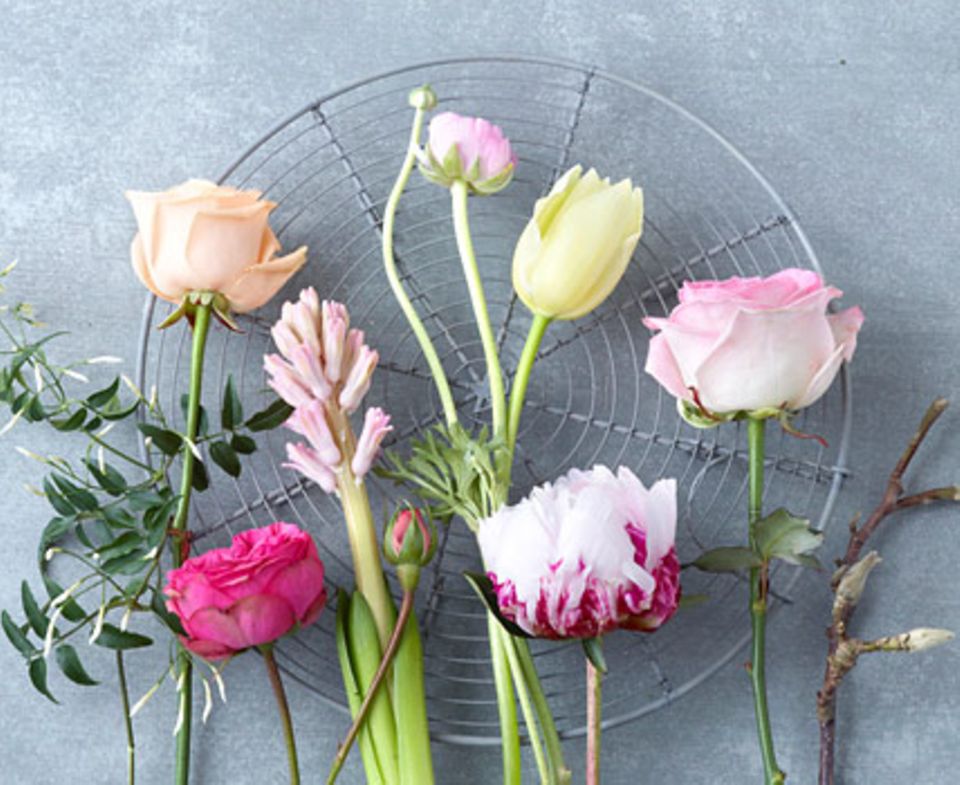 Frühlingsstrauß aus Jasmin, Rosen und Magnolien