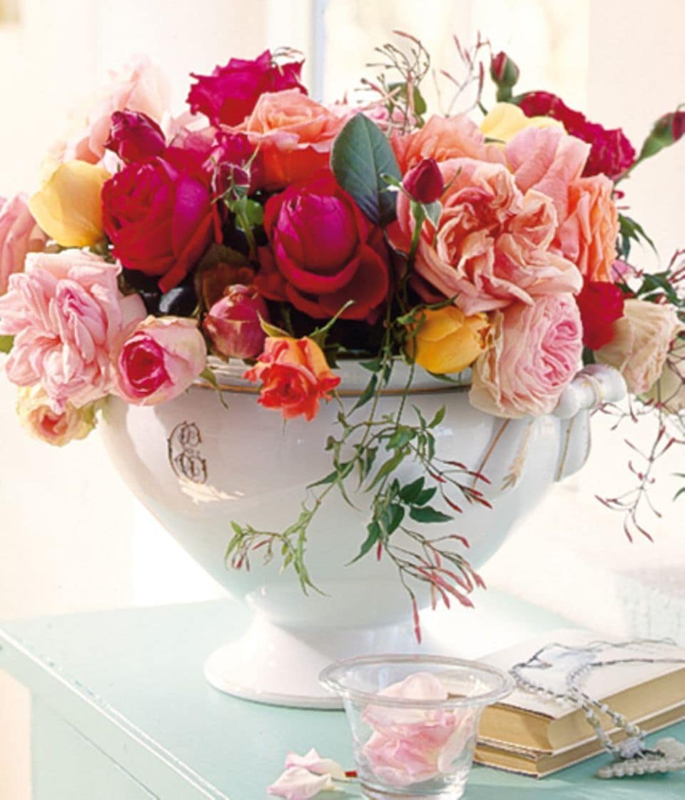Ein Blumenstrauß aus lieblich duftenden Rosen und zartem Jasmin verbreitet romantische Sommerstimmung.