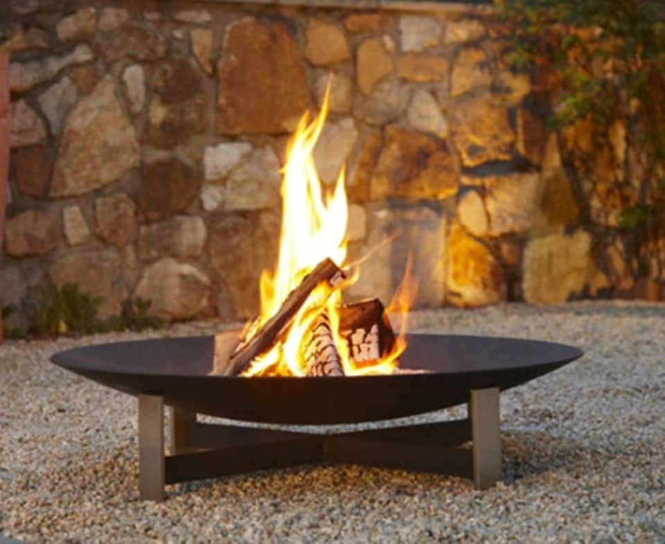 Eine Feuerschale sorgt für stimmungsvolles Licht und wohlige Wärme auch an frischen Sommerabenden. Foto: Woodsteel