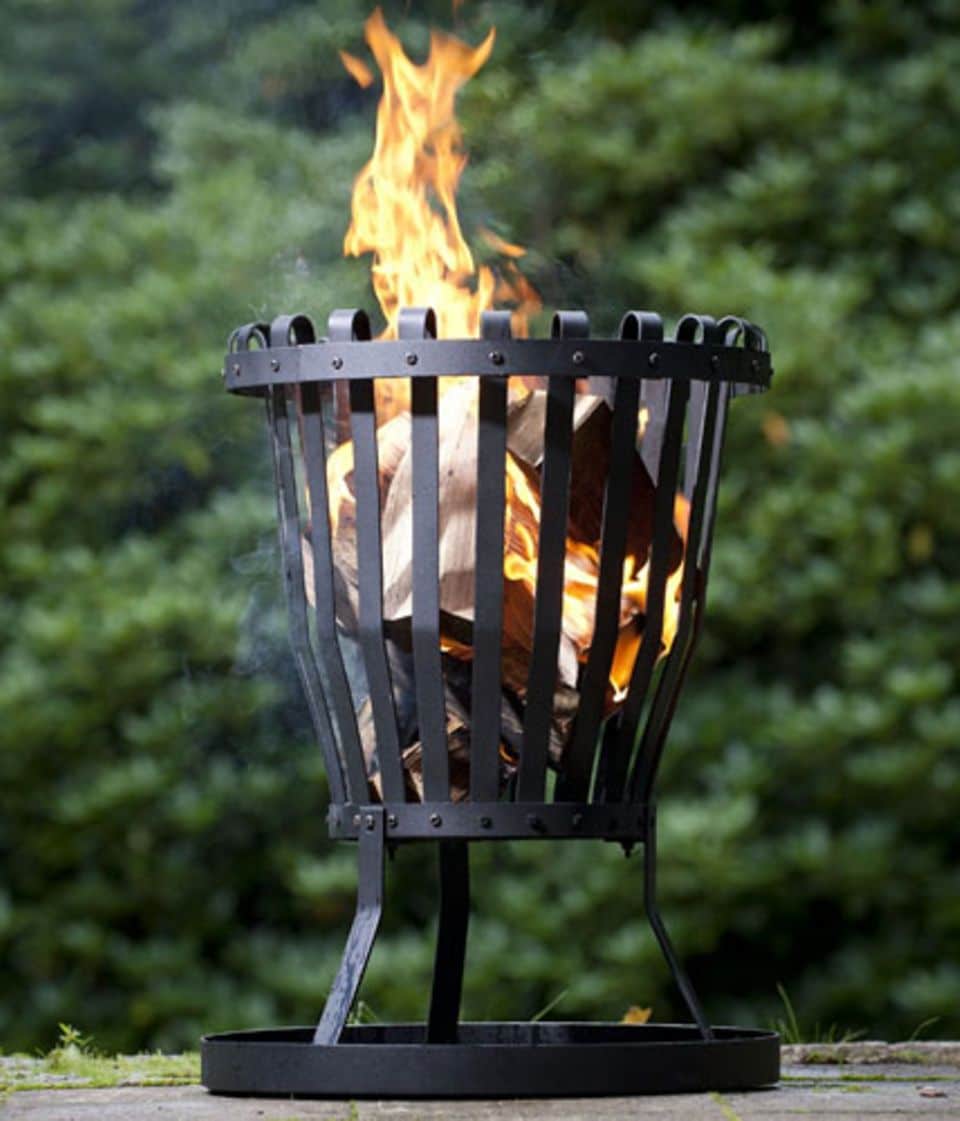 Ein Feuerkorb braucht einen feuerfesten Untersetzer, je größer, desto besser. Foto: torquato.de
