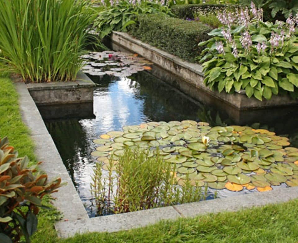 Egal, ob ein Beet, ein Teich oder ein ganzer Garten: asymmetrische Grundrisse wirken spannend.