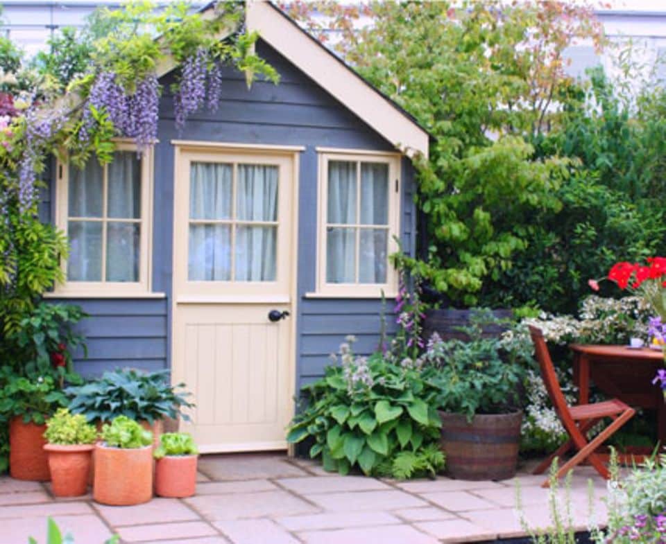 Etwas Farbe, ein paar Pflanzen - schon wird ein Gartenhaus zum Blickfang in jedem Garten.