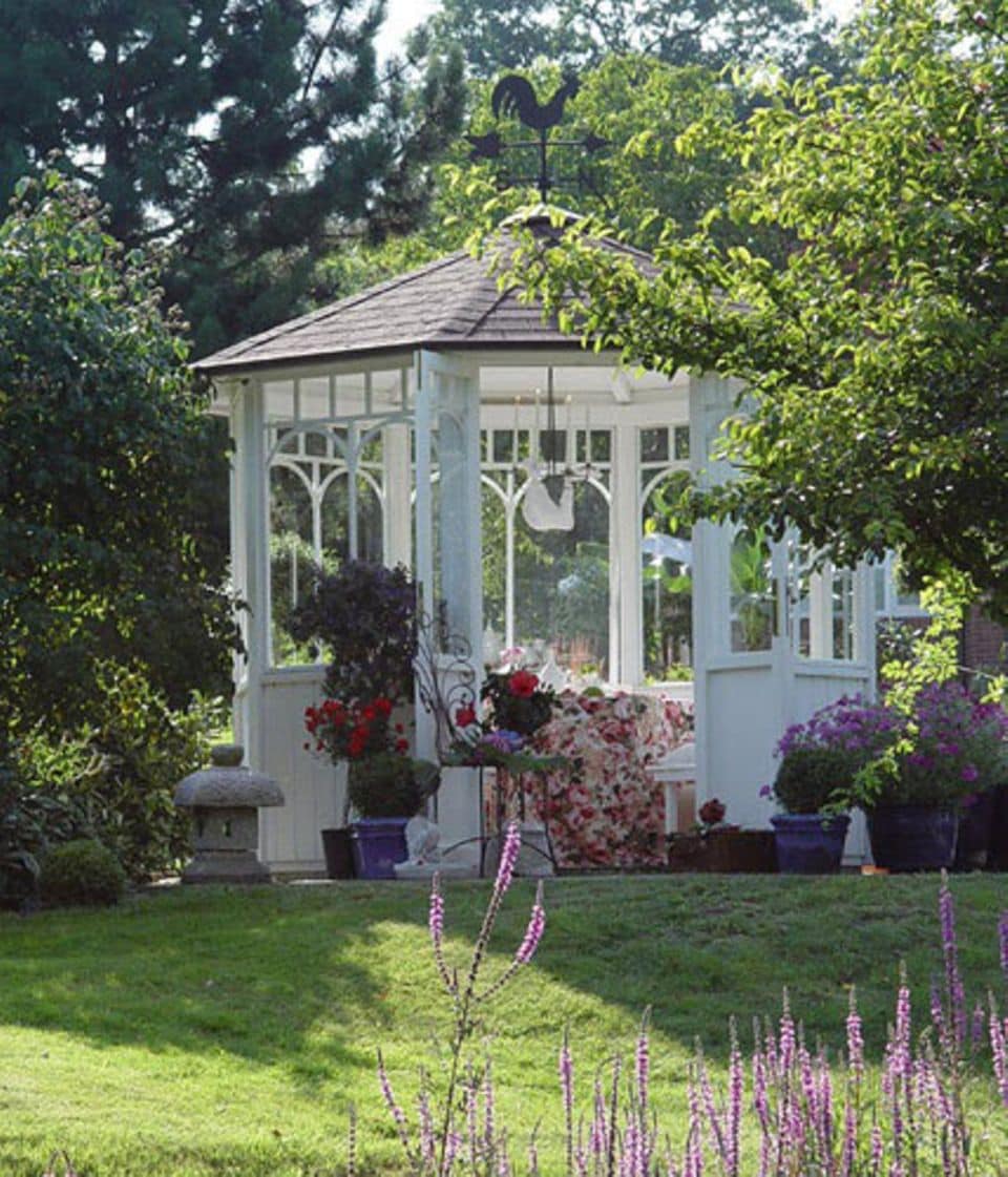 Gartenhaus de luxe: ein Pavillon (z.B. von Woga) ist ein echtes Schmuckstück.