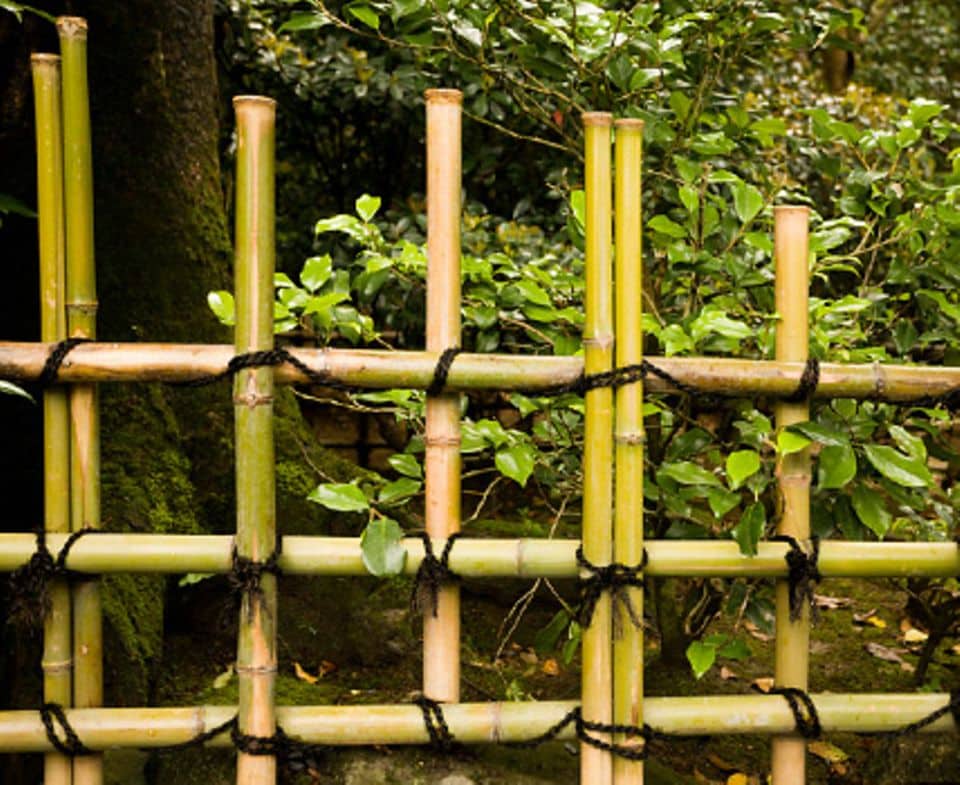 Gartenzäune aus Bambus sind haltbar und verbreiten asiatisches Flair.