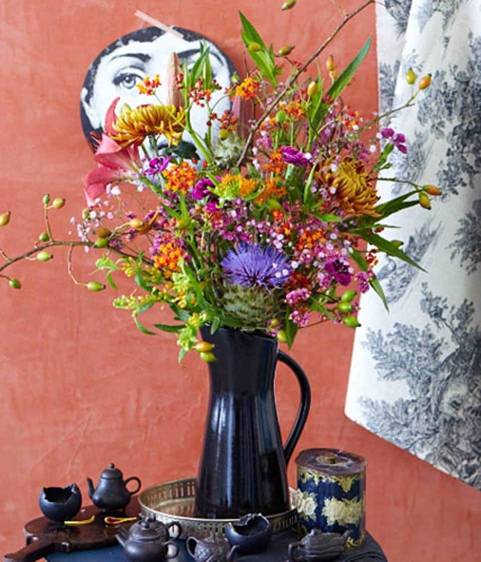 Schwarze Eminenz: der Keramikkrug lässt die Herbstfarben der Blüten besonders intensiv leuchten.