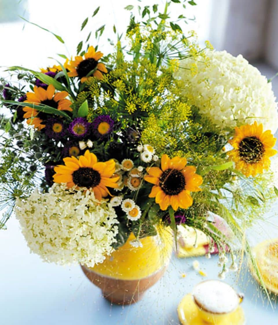 Spätzünder in der Vase: Sonnenblumen, Hortensien und Gräser.