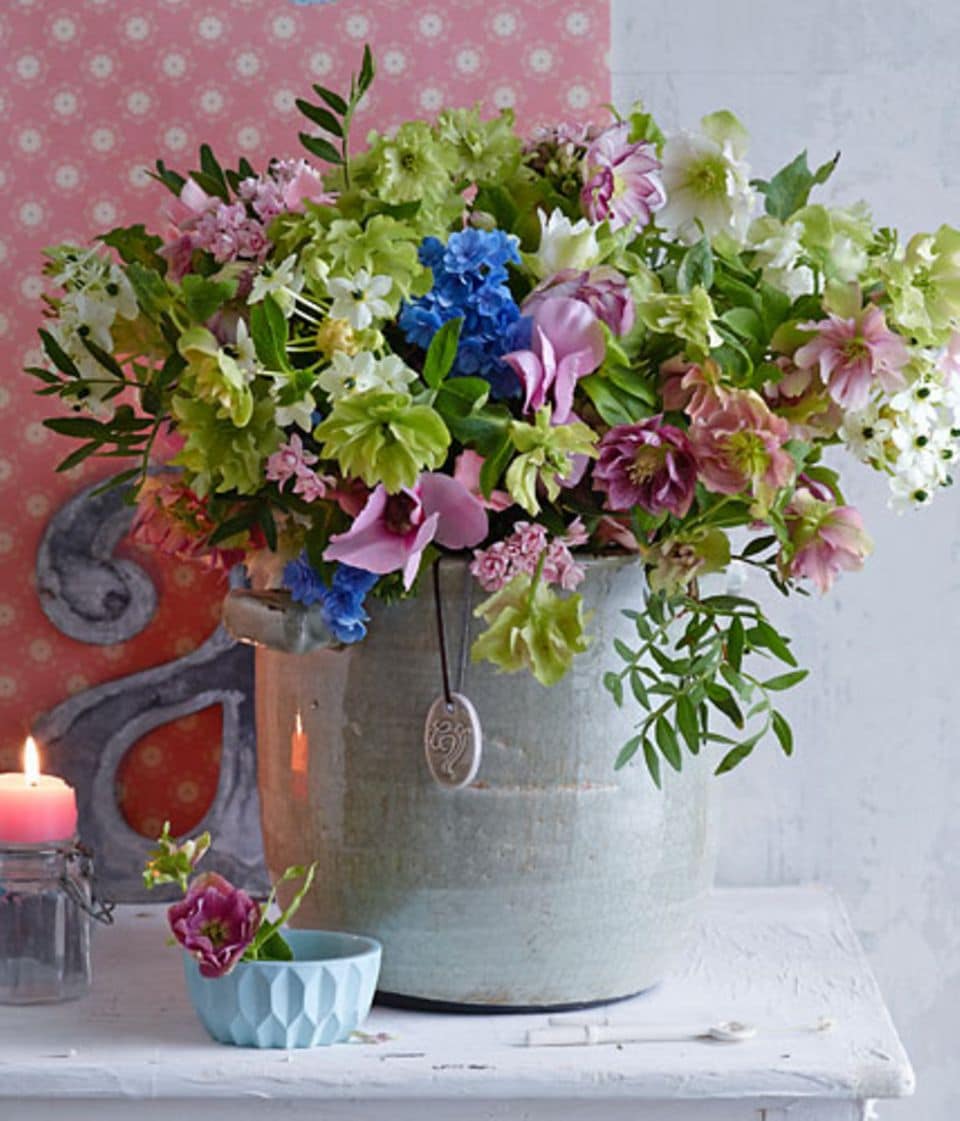 Die Steingutvase YANICQUE ist ein schöner Kontrast zu der opulenten Blumenpracht. Gesehen bei Die Wäscherei