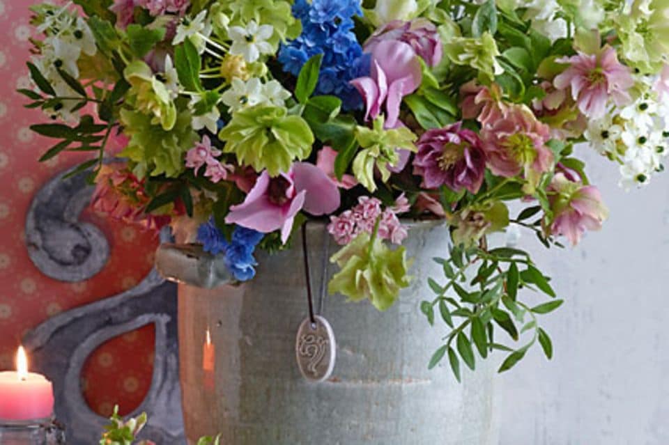 Die Steingutvase YANICQUE ist ein schöner Kontrast zu der opulenten Blumenpracht. Gesehen bei Die Wäscherei