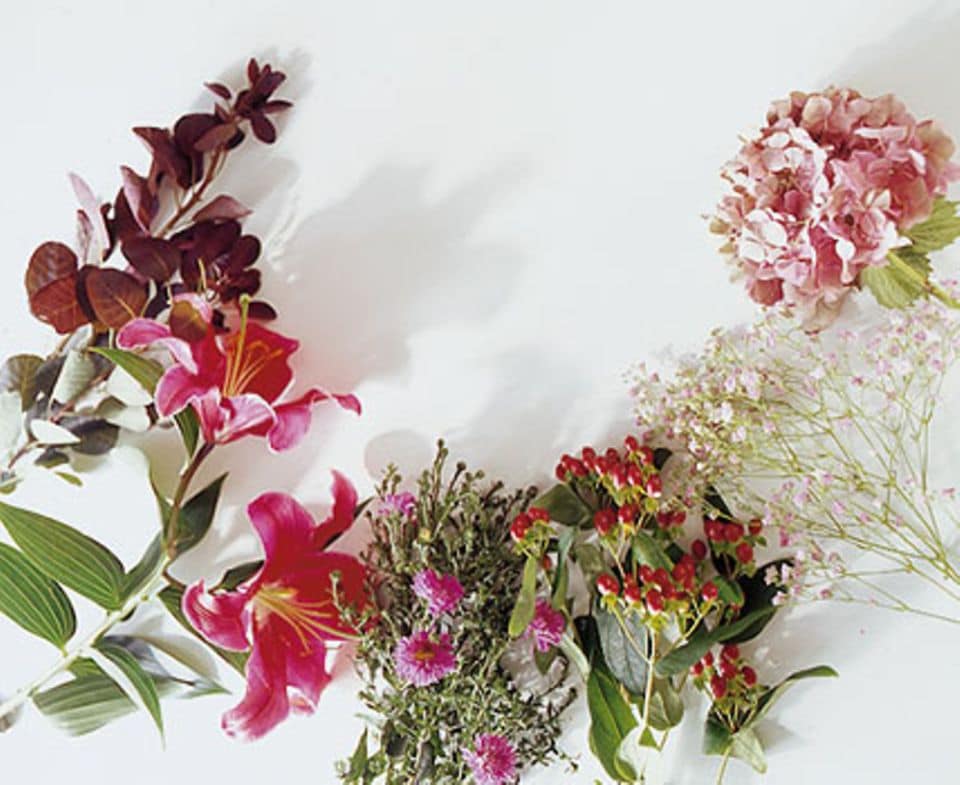Zum Strauß gehören: Perückenstrauch, Lilien, Phlox, Herbstastern, Johanniskraut, Schleierkraut und Hortensien (von links nach rechts).