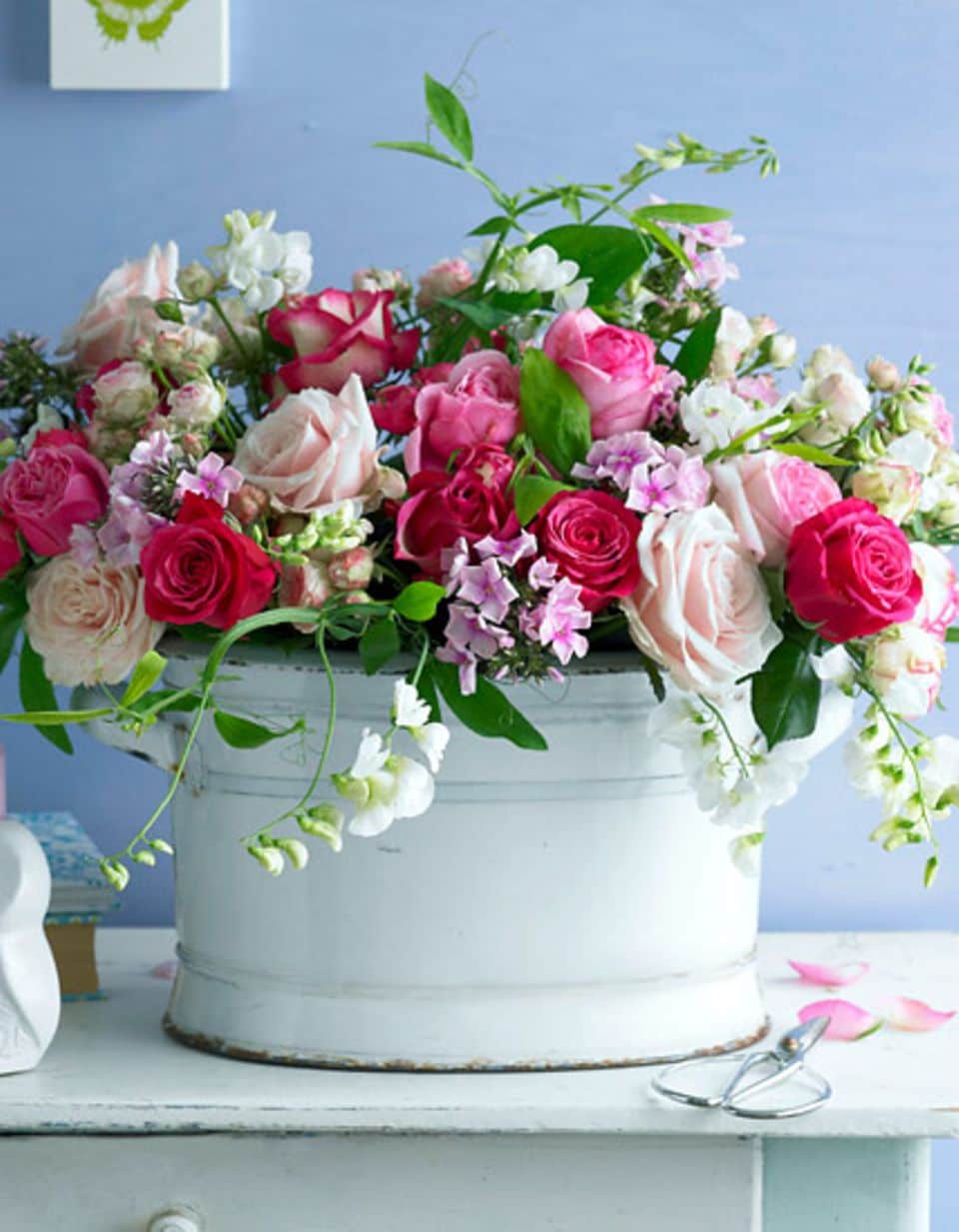 Glamourös präsentiert sich diese romantische Blumenkomposition aus Rosen, Phlox und Wicken.