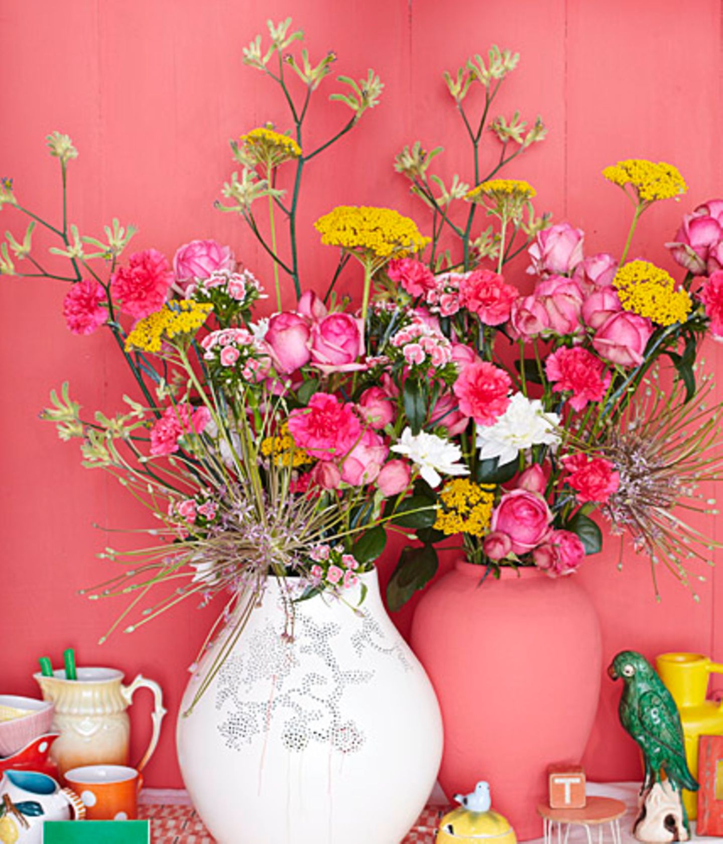 Sommerstrauß aus Goldgarbe, Rosen und Kängurupfote