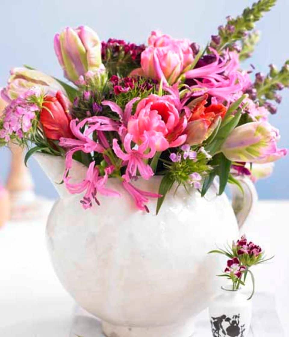 Dieser Blumenstrauß aus Tulpen, Nerine und Löwenmäulchen zaubert mit in pastelligen Bonbonfarben Gute-Laune-Atmosphäre in jeden Raum.