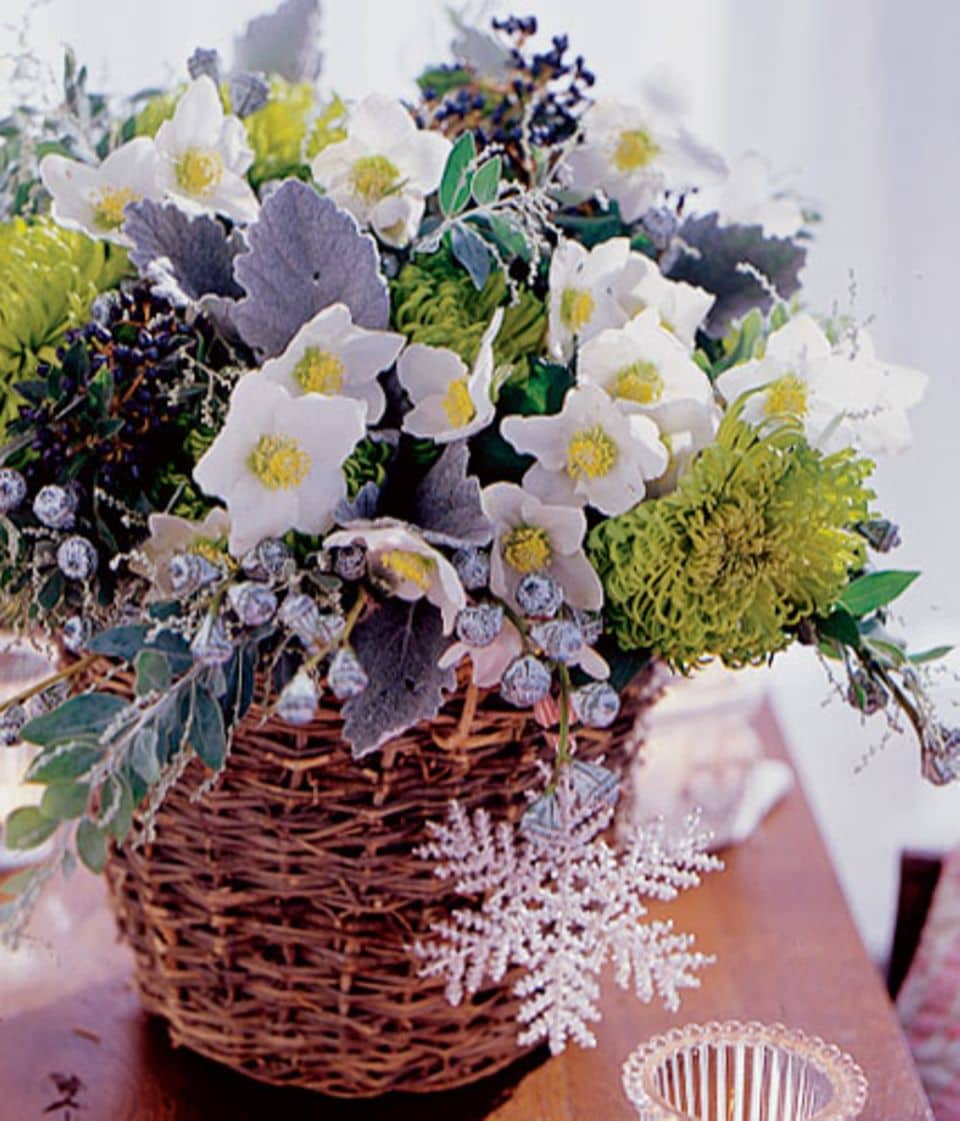 Winterstrauß aus Christrosen, Chrysanthemen und Silberblatt