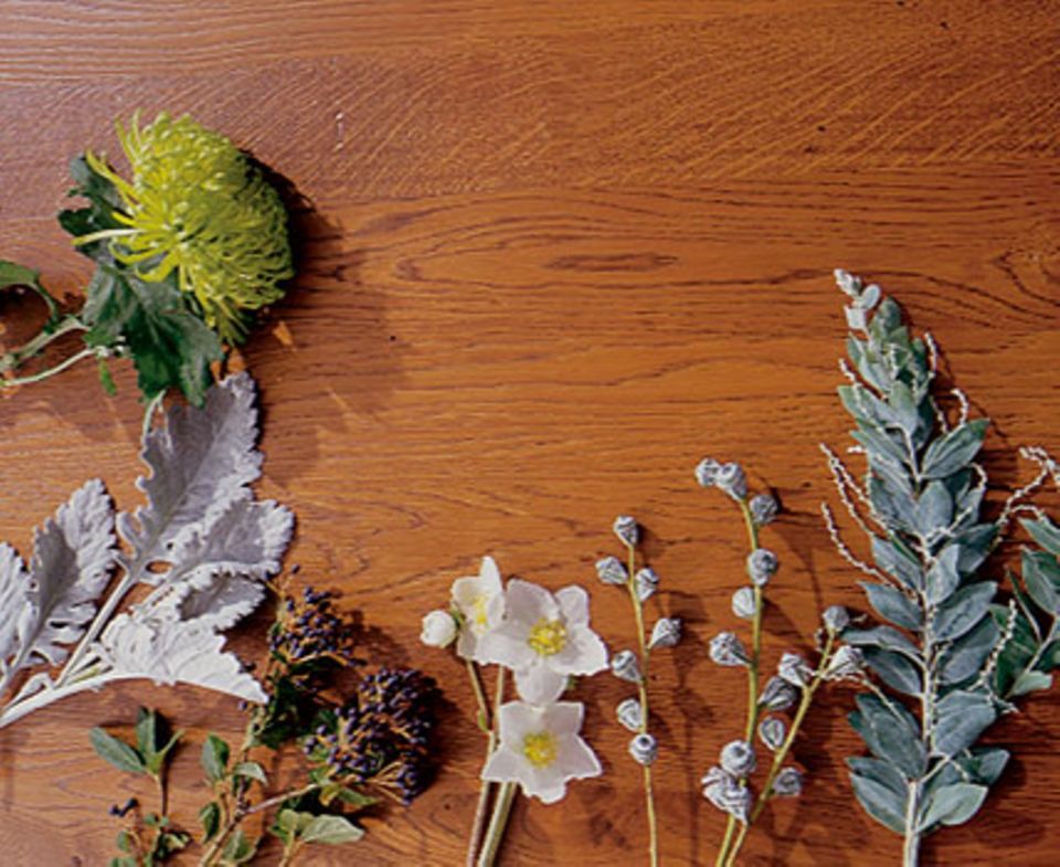 Winterstrauß aus Christrosen, Chrysanthemen und Silberblatt