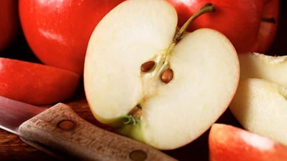 Äpfel nach dem Aufschneiden gleich mit Zitronensaft beträufeln.