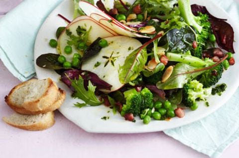 Schnell fertig und lecker: Salat mit Brokkoli, Apfel und Erbsen.