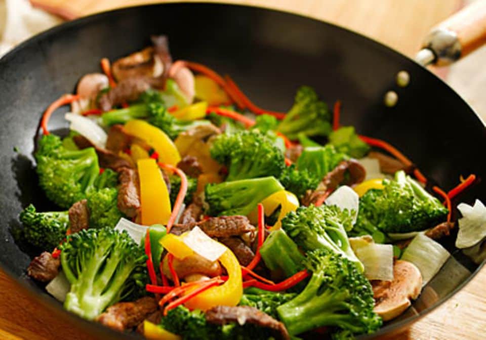 Brokkoli passt wunderbar in pikante Pfannengerichte, genauso wie in Suppen oder Salate.