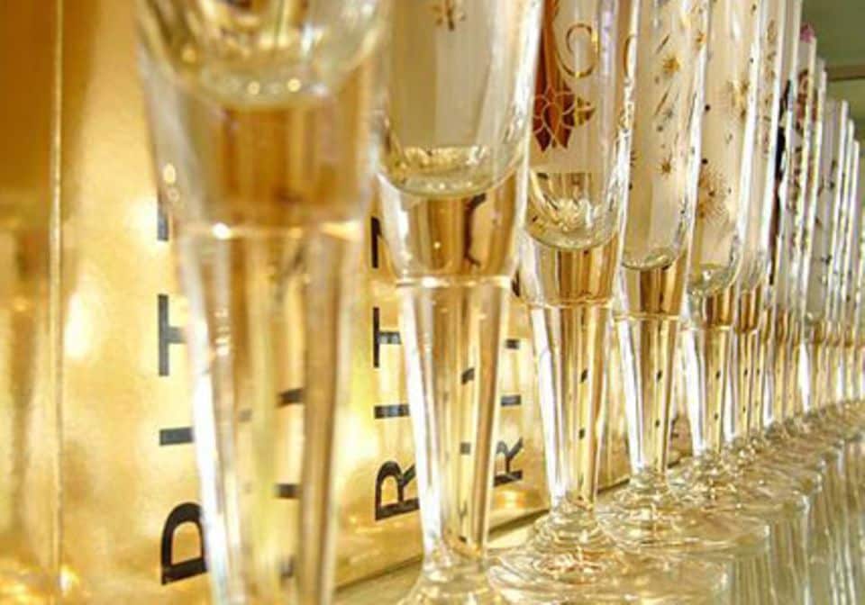 Gläser für Champagner gibt es in vielen Qualitäten und Designs. Am besten sind hohe, schlanke Formen.