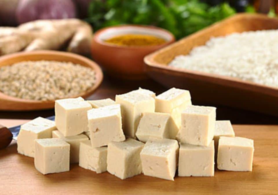 Vegane Rezepte setzen häufig auf Tofu. Er dient als Fleisch- oder Käseersatz.