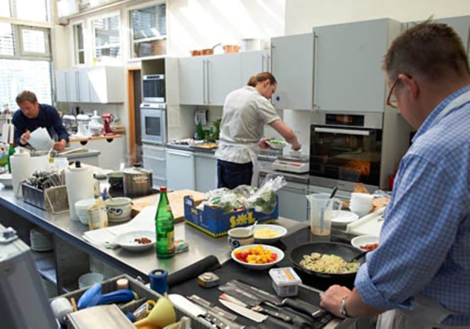 In der Versuchsküche kochen und backen Profis und Hobbyköche.